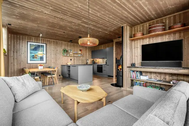 God plass til både sofagruppe og spisebord - perfekt for hyggelige dager på fjellet.