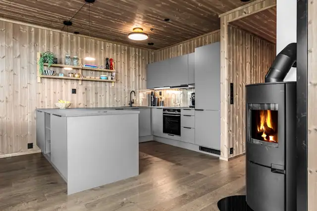 Gjennomgående bruk av trepanel gir leiligheten et lunt og moderne fjellpreg.