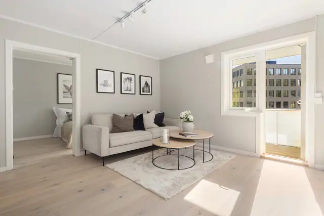 Stor stue med god plass til sittegruppe og spisebord