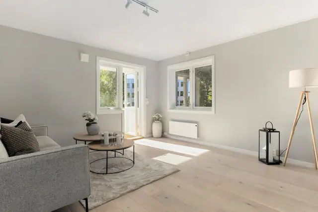 Stor stue med god plass til sittegruppe og spisebord