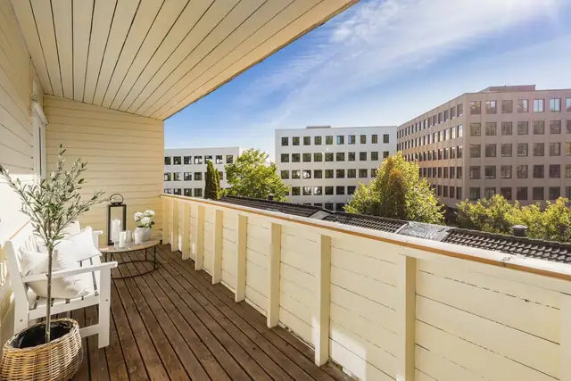 Stor sydvestvendt balkong på 10 m²