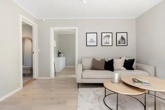 Stor stue med god plass til sittegruppe og spisebord