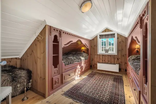 Soverommet på loftet har plassbygde senger og flere komfortable sengeplasser.