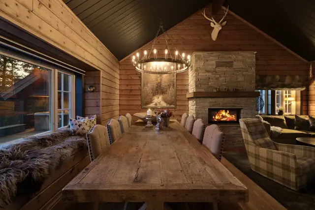 Spiseplassen ligger perfekt plassert for lange måltider med Gaustatoppen i utsikten.