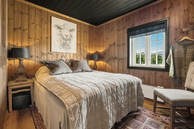 Lunt hovedsoverom med god plass til dobbeltseng og utsyn mot fjellandskapet.