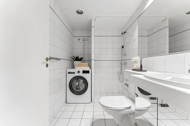 Leiligheten inneholder et bad/wc/vaskerom og et bad/wc. Førstnevnte ligger i hendig tilknytning til entréen.