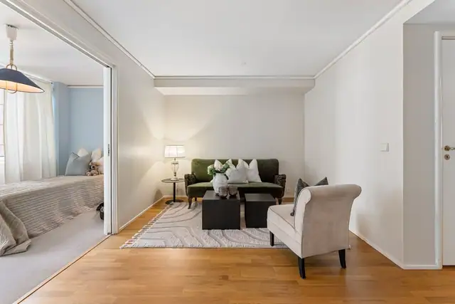 Det er fin plass til sofagruppe, godstoler og tv-/mediastasjon, og rommet er et kjærkomment element for barnefamilier.