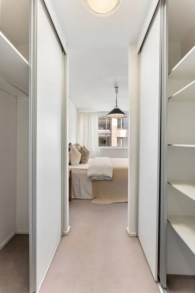 Hovedsoverommet har et innredet walk-in closet med gjennomgang til eget bad.