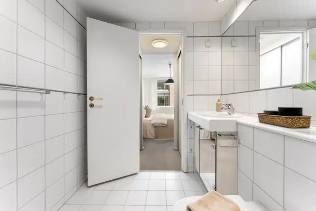 I suiteløsning med hovedsoverommet er det et helfliset, pent bad med adkomst via et innredet walk-in closet.