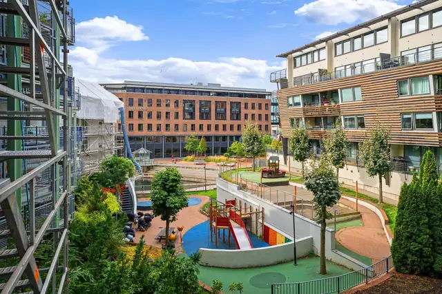 Her kan du nyte utsynet over grønne og velstelte fellesområder med sittebenker. I Bryggetorget 19, ligger også Norlandia Aker Brygge barnehage.