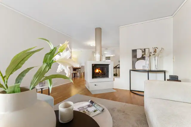 Stuen og spisestuen avdeles fint med en gjennomgående peis.
