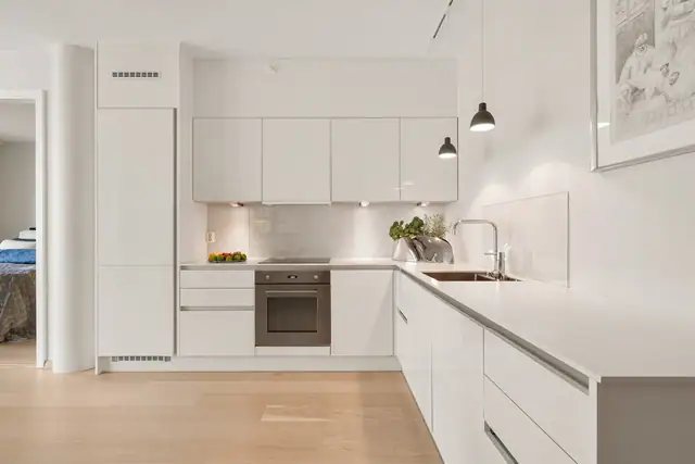 De integrerte hvitevarene er fra kvalitetsmerket Smeg, og består av oppvaskmaskin, kjøl-/fryseskap, stekeovn og induksjonstopp.
