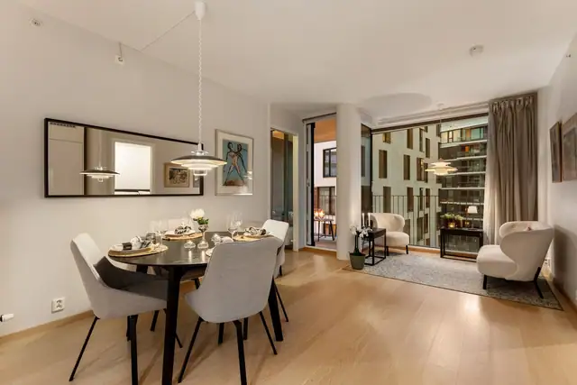 Det er god plass til både spisebord og sofagruppe i stuen. Ekstra takhøyde på ca. 2,65m. Vannbåren varme er inkludert i fellesutgiftene.