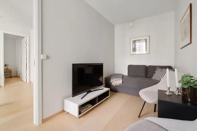 Soverommene er holdt i en stilren kombinasjon med hvitmalte vegger, parkettgulv, og det er listefrie overganger til hvit himling. Moderne og plassbesparende skyvedør mot stuen.