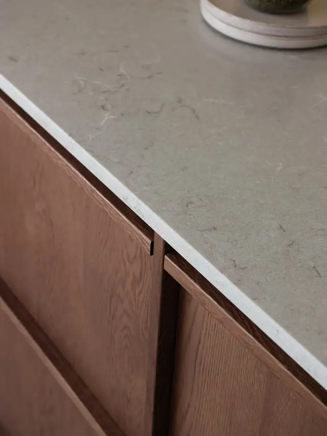 Kjøkkenet er utsyrt med en eksklusiv benkeplate i Caesarstone kompositt benkeplate i 20 mm tykkelse,