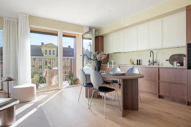 Kjøkken og stue bindes elegant sammen i en åpen og moderne løsning