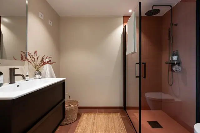 Stilrent bad med lekre fliser og moderne innredning