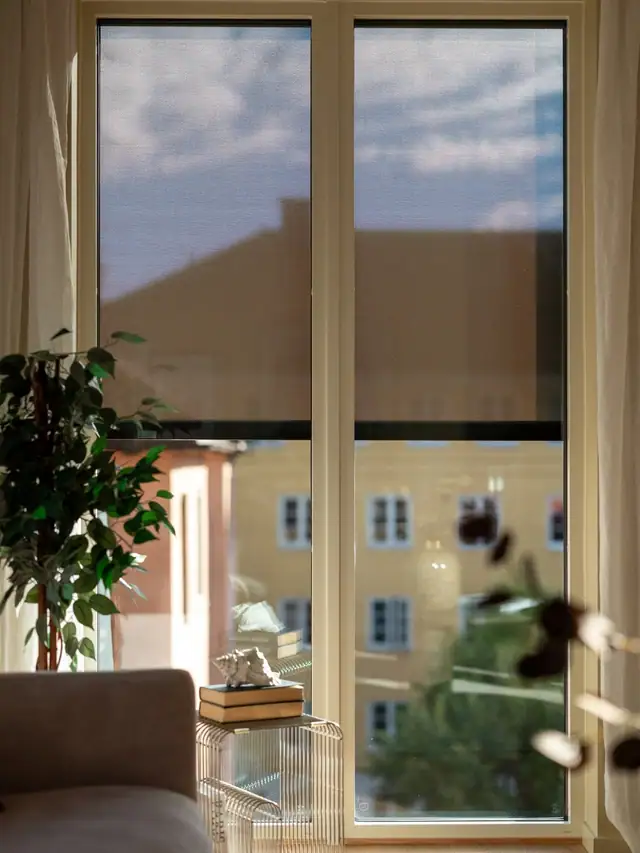 Noen av vinduene har utvendig screens - Det er opplegg for screens på alle vinduene