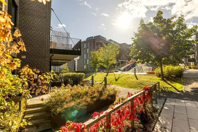 Fasade med nærområde.