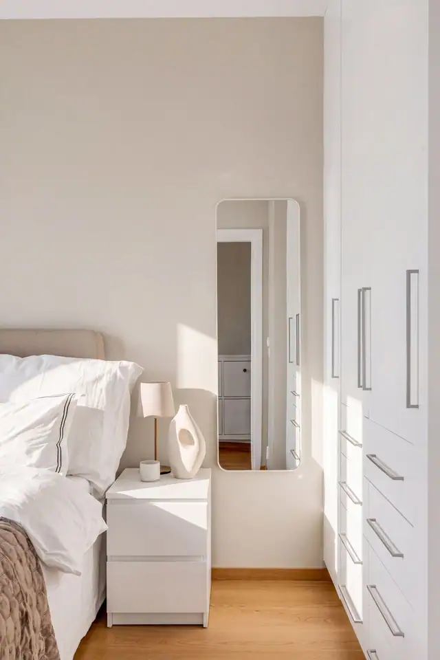 Her kan det også innredes med eksempelvis nattbord eller kommode. For ytterligere lagring disponerer leiligheten en romslig kjellerbod på ca. 7,5 kvm.