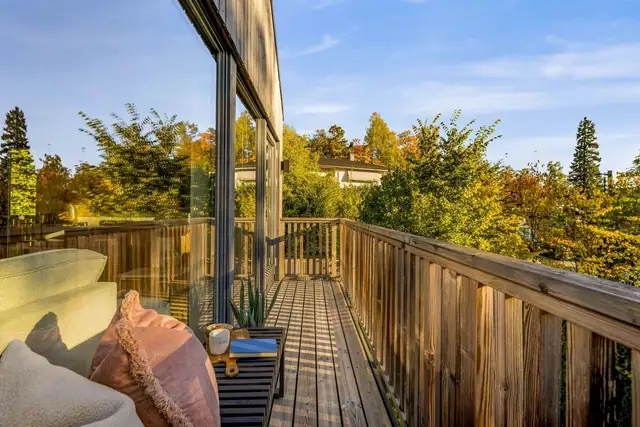 Uteplassen byr på en lun atmosfære og fint utsyn mot nærområdet. Gode muligheter for både sittegruppe og avslapning.
