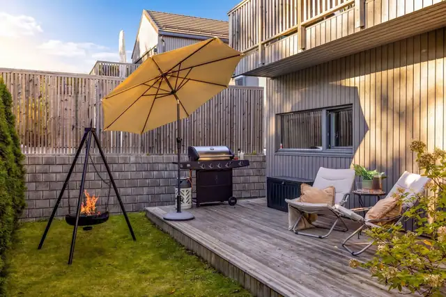 Stor og innbydende markterrasse med god plass til lounge, grill og hyggelige sammenkomster.