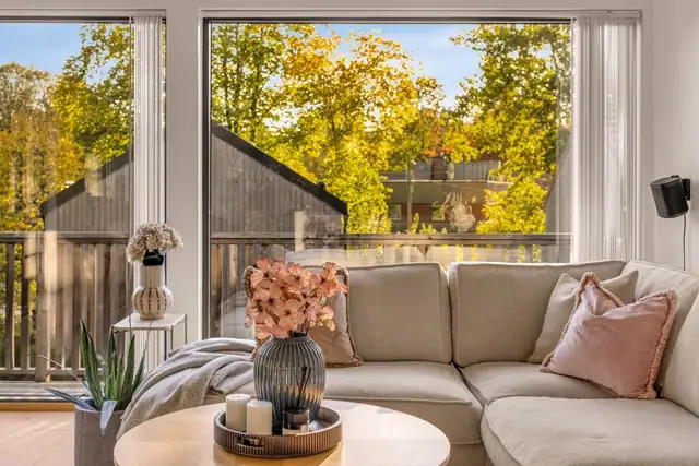 Store vindusflater trekker naturen inn og gir et flott lysinnslipp gjennom dagen.
