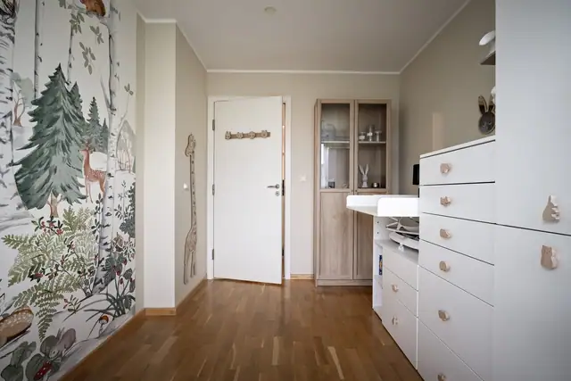 Et fleksibelt soverom som også kan passe som gjesterom eller hjemmekontor, avhengig av behov.