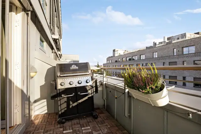 Sydvendt terrasse med gode solforhold og direkte adkomst fra stuen - et hyggelig sted å trekke ut på varme dager.