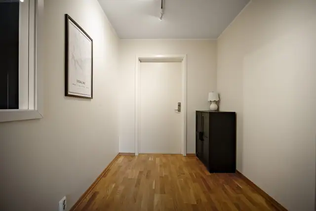 Praktisk plass til garderobe og oppbevaring på samme plan som soverommene.